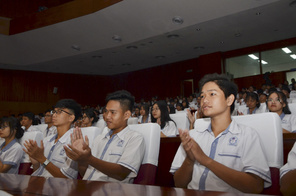 Các em HS tham dự chương trình. 