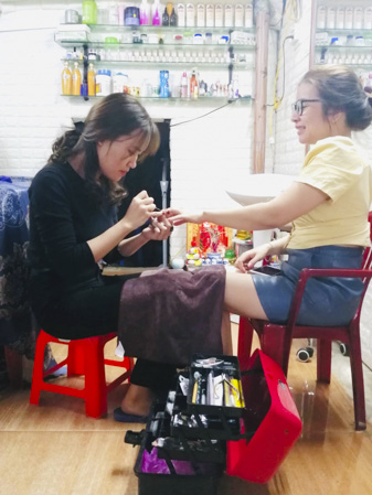 Khách hàng làm nail tại cửa tiệm trên đường Lý Thường Kiệt, TP. Vũng Tàu.