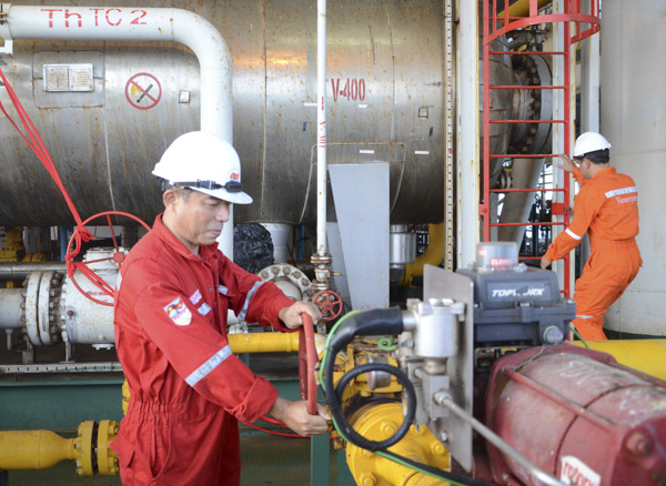 Người lao động của Liên doanh Việt - Nga Vietsovpetro làm việc trên giàn khai thác Thỏ Trắng.