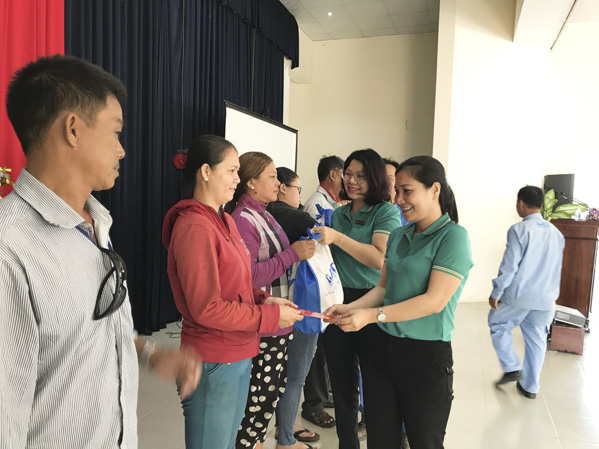 Đại diện Công ty CP Cấp nước BR-VT trao quà Tết cho người nghèo, người già neo đơn, người khuyết tật tại xã An Nhứt, huyện Long Điền. 