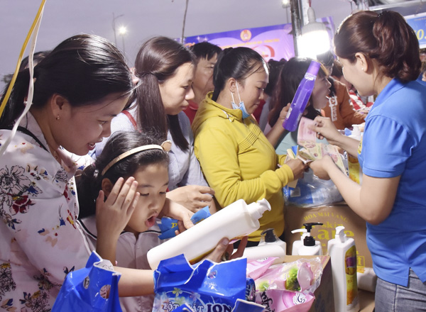 Công nhân lao động mua hàng ưu đãi tại các gian hàng giảm giá trong “Phiên chợ tết”- Một trong những hoạt động của chương trình “Tết sum vầy - mừng xuân, ơn Đảng”.