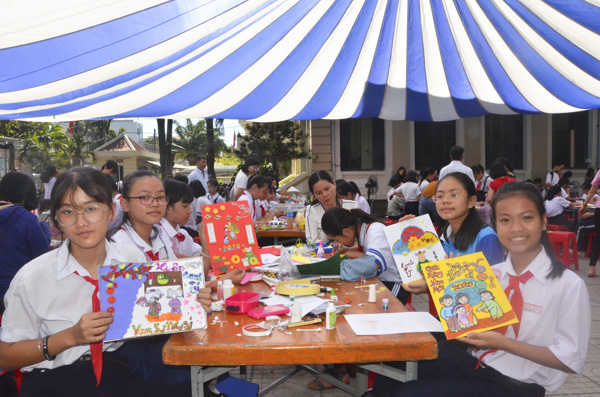 HS trường THCS Duy Tân (TP. Vũng Tàu) bên những tấm thiệp Xuân vừa hoàn thành.