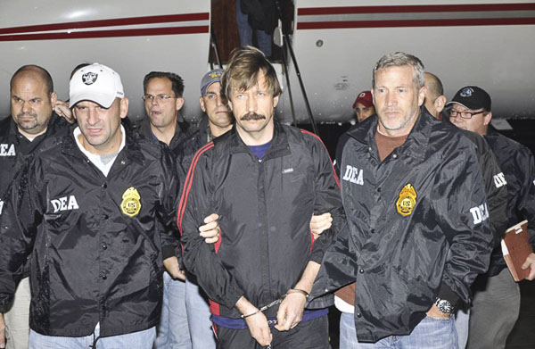 Viktor Bout bị dẫn độ từ Thái Lan về Mỹ.