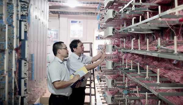 Cán bộ kỹ thuật VNPT-VinaPhone BR-VT kiểm tra trạm thu phát sóng gốc,bảo đảm kỹ thuật phục vụ nhu cầu thông tin liên lạc cho người dân trong dịp Tết Nguyên đán.
