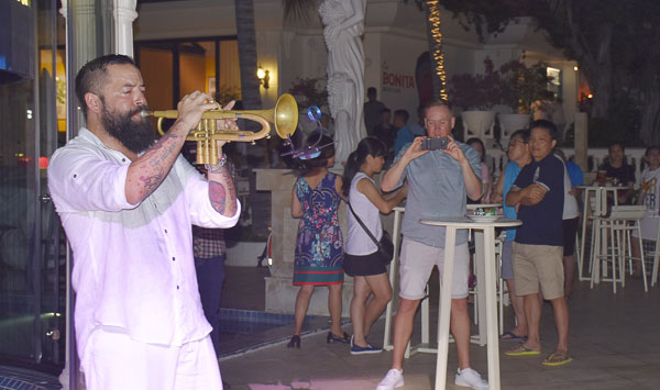 The Imperial Hotel tổ chức nhiều chương trình giải trí cho du khách thư giãn.