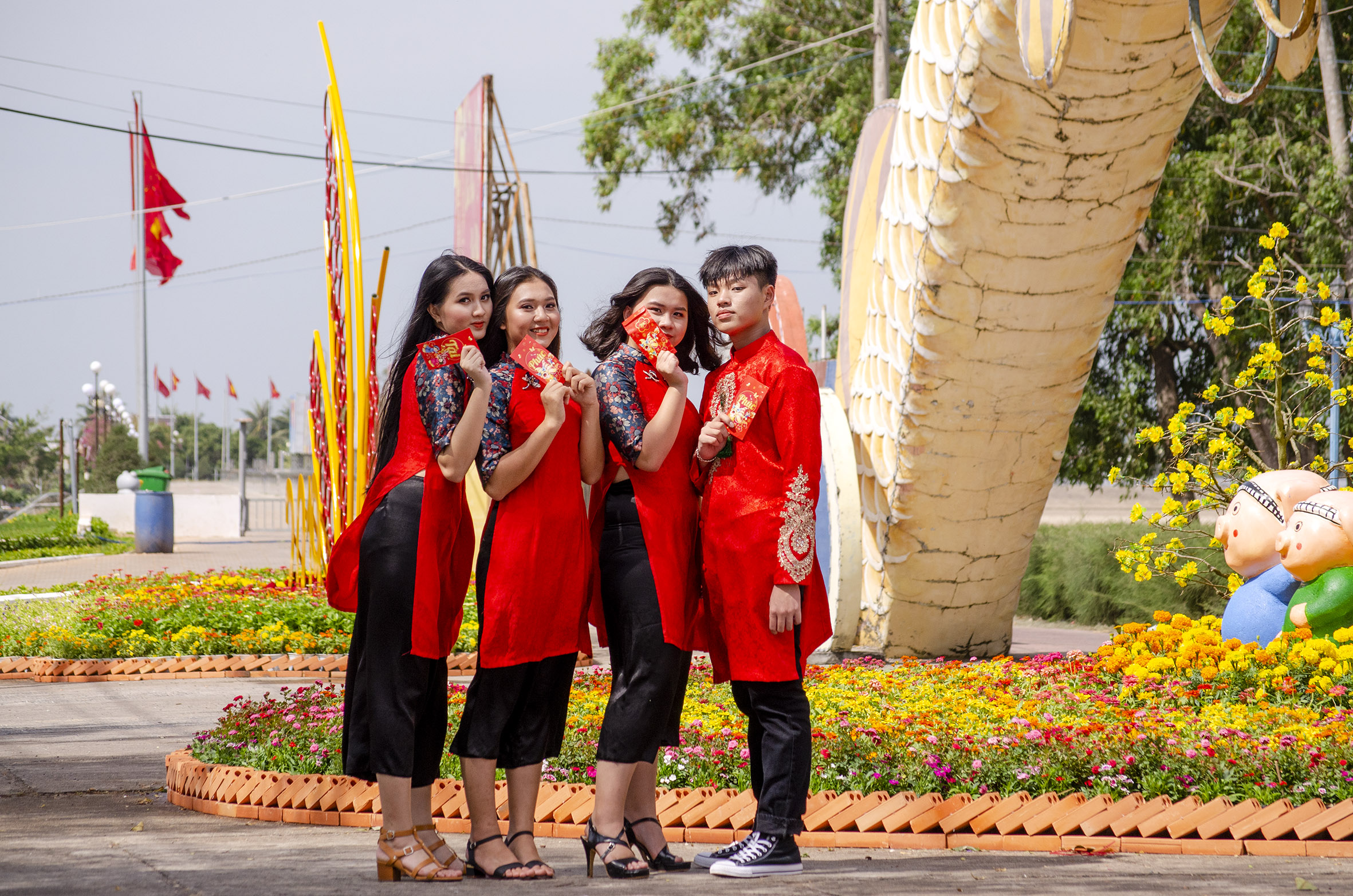 Ngày nay, đã có sự chuyển dịch trong nếp nghĩ của người trẻ với thời trước về cách ăn Tết. Người trẻ bây giờ không còn ăn Tết mà là chơi Tết.    