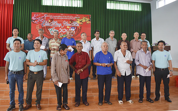 Các hội viên Hội BĐS Bà Rịa-Vũng Tàu tặng quà các cụ già tại Trung tâm nuôi dưỡng người già neo đơn tỉnh.