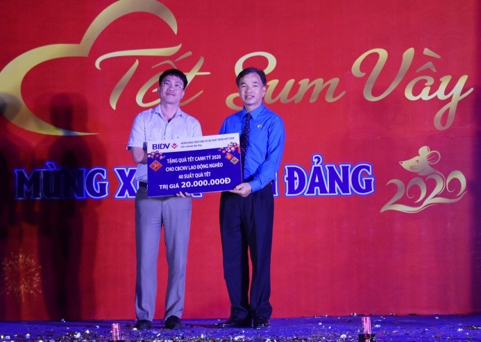 Ông Nguyễn Đức Ý (bên phải), Chủ tịch Công đoàn các KCN tỉnh nhận biểu trưng từ nhà tài trợ.