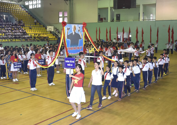 Học sinh các trường TH, THCS diễu hành qua lễ đài.