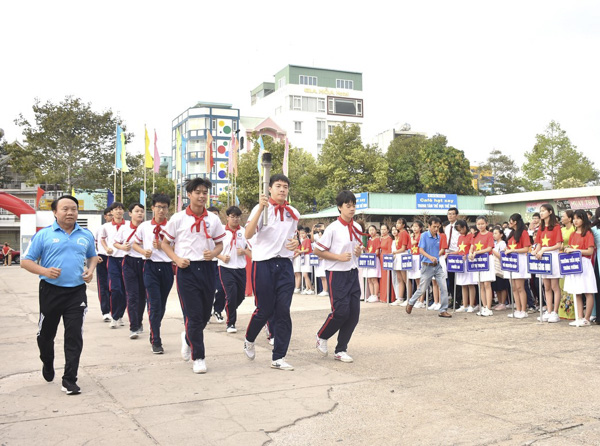 Các VĐV tiêu biểu rước đuốc từ Đền thờ liệt sỹ TP. Vũng Tàu đến nhà thi đấu.