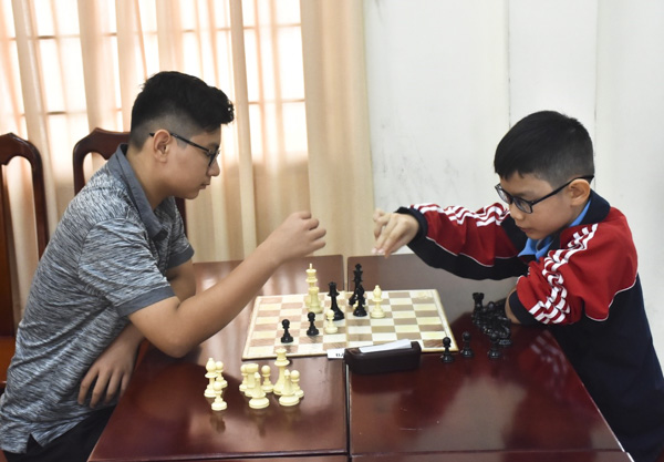 Các VĐV ở nhóm tuổi U14 thi đấu tại giải cờ vua “Vòng tay yêu thương” mở rộng năm 2020.