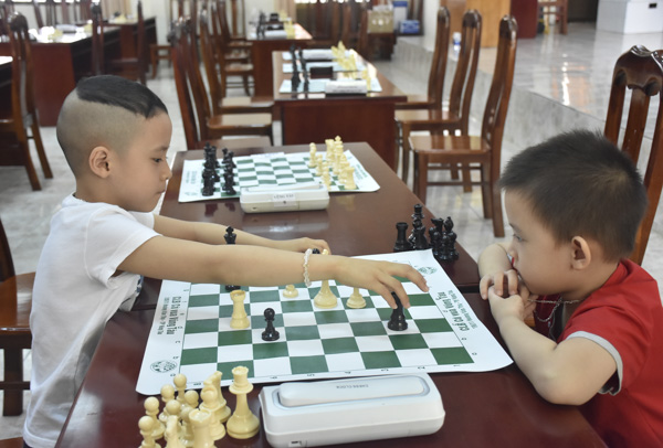 Các kỳ thủ thi đấu ở nhóm 6 tuổi.