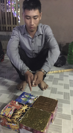 Đối tượng Vương Văn Thanh cùng tang vật vụ án mua - bán trái phép pháo ngày 9/12/2019 tại xã  Phước Hưng, huyện Long Điền.