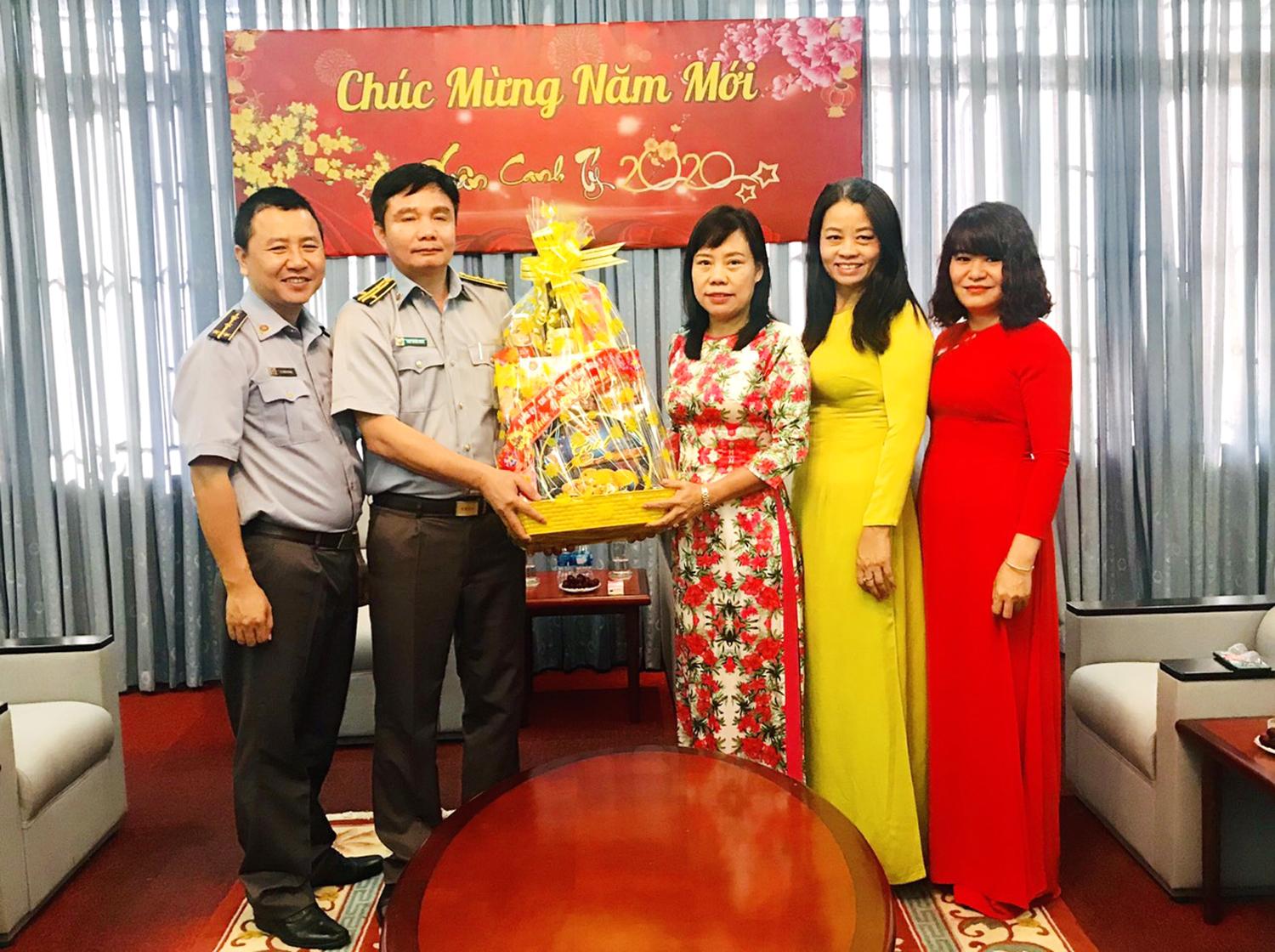  Đoàn Chi đội kiểm ngư số 2 thăm, chúc Tết cán bộ, biên tập viên, phóng viên và nhân viên Báo BR-VT. 