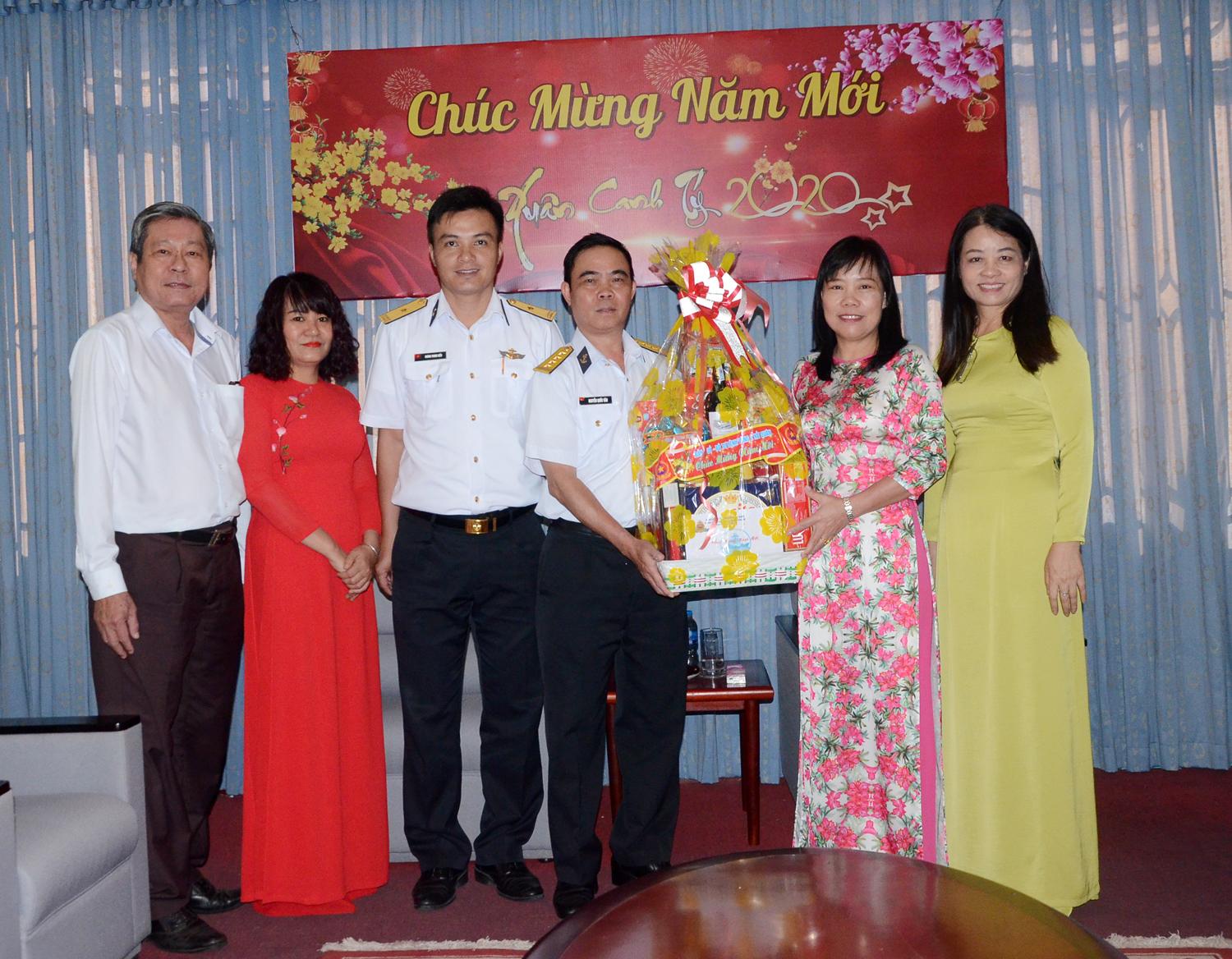 Đoàn Lữ đoàn 171 Vùng 2 Hải quân thăm, chúc Tết cán bộ, biên tập viên, phóng viên và nhân viên Báo BR-VT.