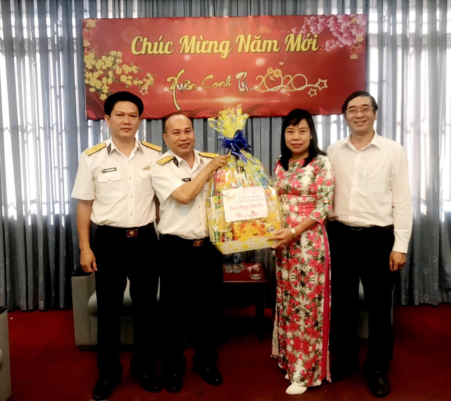 Đoàn Bộ Tư lệnh Vùng 2 hải quân thăm, chúc Tết cán bộ, biên tập viên, phóng viên và nhân viên Báo BR-VT.