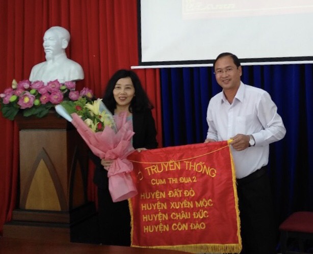 Đại diện lãnh đạo huyện Côn Đảo (trái) nhận Cờ luân phiên làm Cụm trưởng Cụm Thi đua số 2 tỉnh năm 2020 từ đại diện lãnh đạo huyện Châu Đức. 