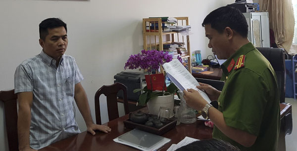 Cơ quan CSĐT - Công an tỉnh BR-VT đọc lệnh bắt ông Phạm Quốc Dũng, nguyên Chủ tịch HĐTV Công ty Thanh Bình.