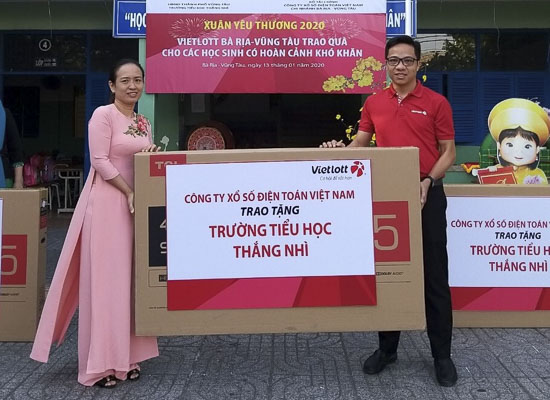 Đại diện Trường Tiểu học Thắng Nhì nhận tivi do Vietlott Chi nhánh BR-VT trao tặng.