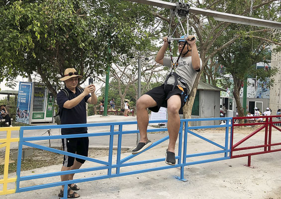 Du khách chơi trò đu dây mạo hiểm tại Hồ Mây Park.