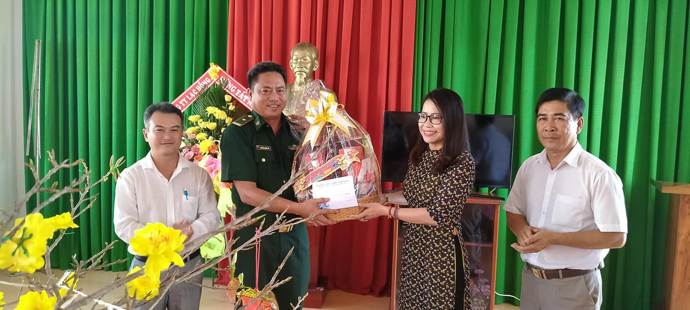 Bà Lê Thị Trang Đài, Chủ tịch UBND huyện Xuyên Mộc thăm, chúc Tết cán bộ chiến sĩ ĐBP 492 Phước Thuận.