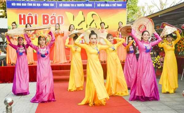 Tiết mục văn nghệ chào mừng khai mạc Hội báo Xuân Canh Tý 2020 do Đoàn Ca múa nhạc tỉnh trình bày. 