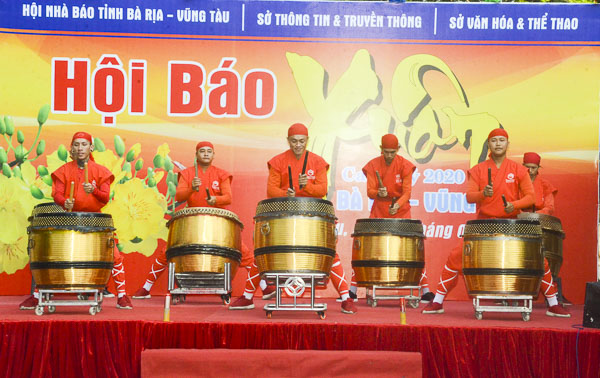 Tiết mục trống hội trong lễ khai mạc Hội báo Xuân Canh Tý 2020. 