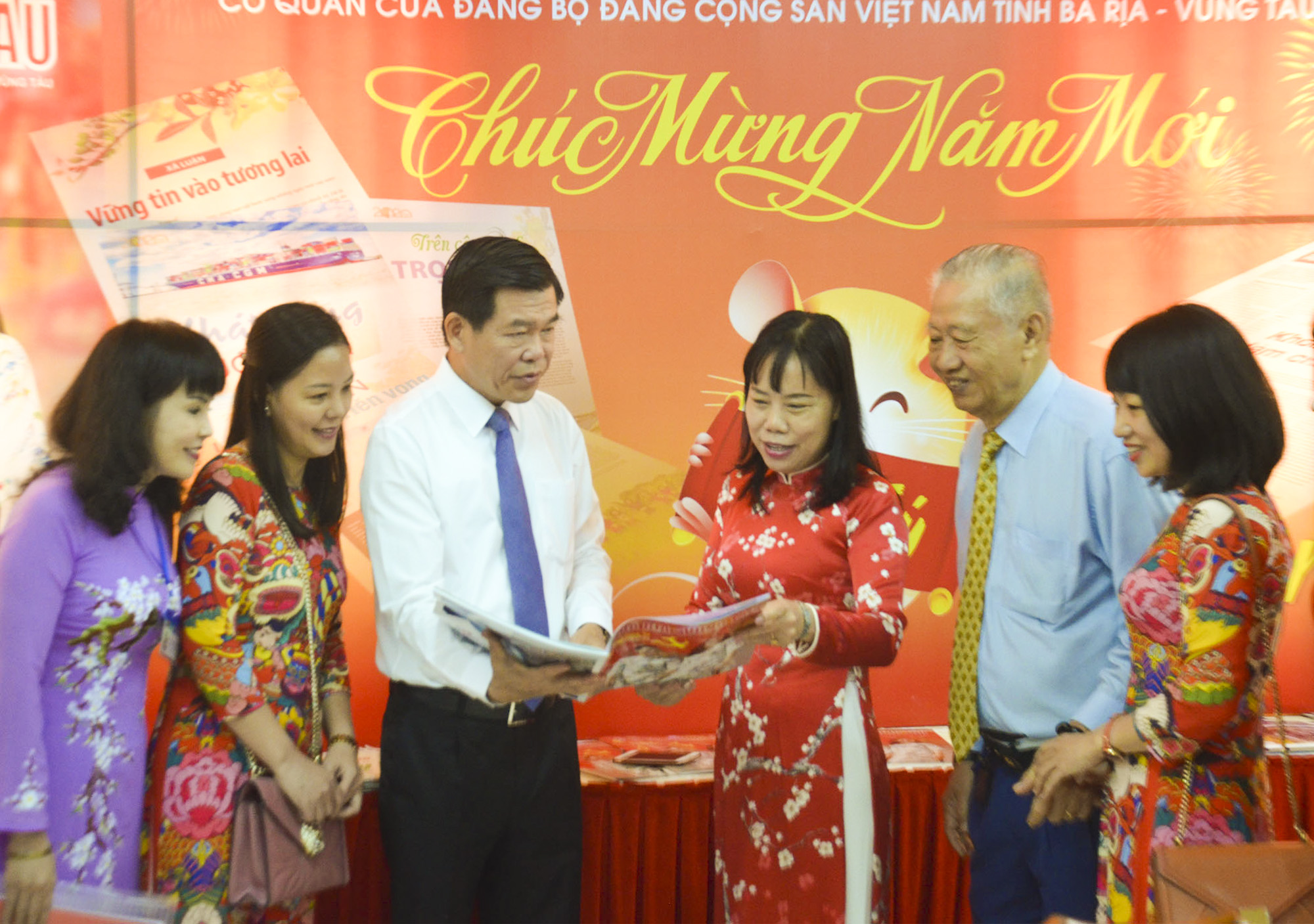 Ông Nguyễn Hồng Lĩnh, Ủy viên Trung ương Đảng, Bí thư Tỉnh ủy, Chủ tịch HĐND tỉnh và ông Trần Văn Khánh, nguyên Bí thư Tỉnh ủy tham quan gian hàng của Báo Bà Rịa-Vũng Tàu tại Hội báo Xuân Canh Tý 2020.