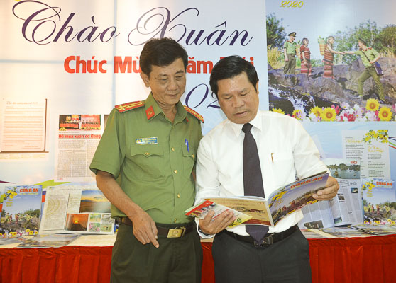 Ông Nguyễn Văn Xinh, Ủy viên Ban Thường vụ Tỉnh ủy, Trưởng Ban Tuyên giáo Tỉnh ủy tham quan gian hàng trưng bày ấn phẩm của các sở, ngành.