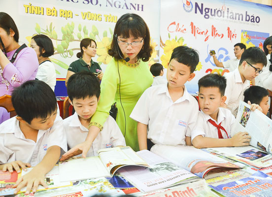 Cô và trò Trường TH Bùi Thị Xuân xem báo Xuân.