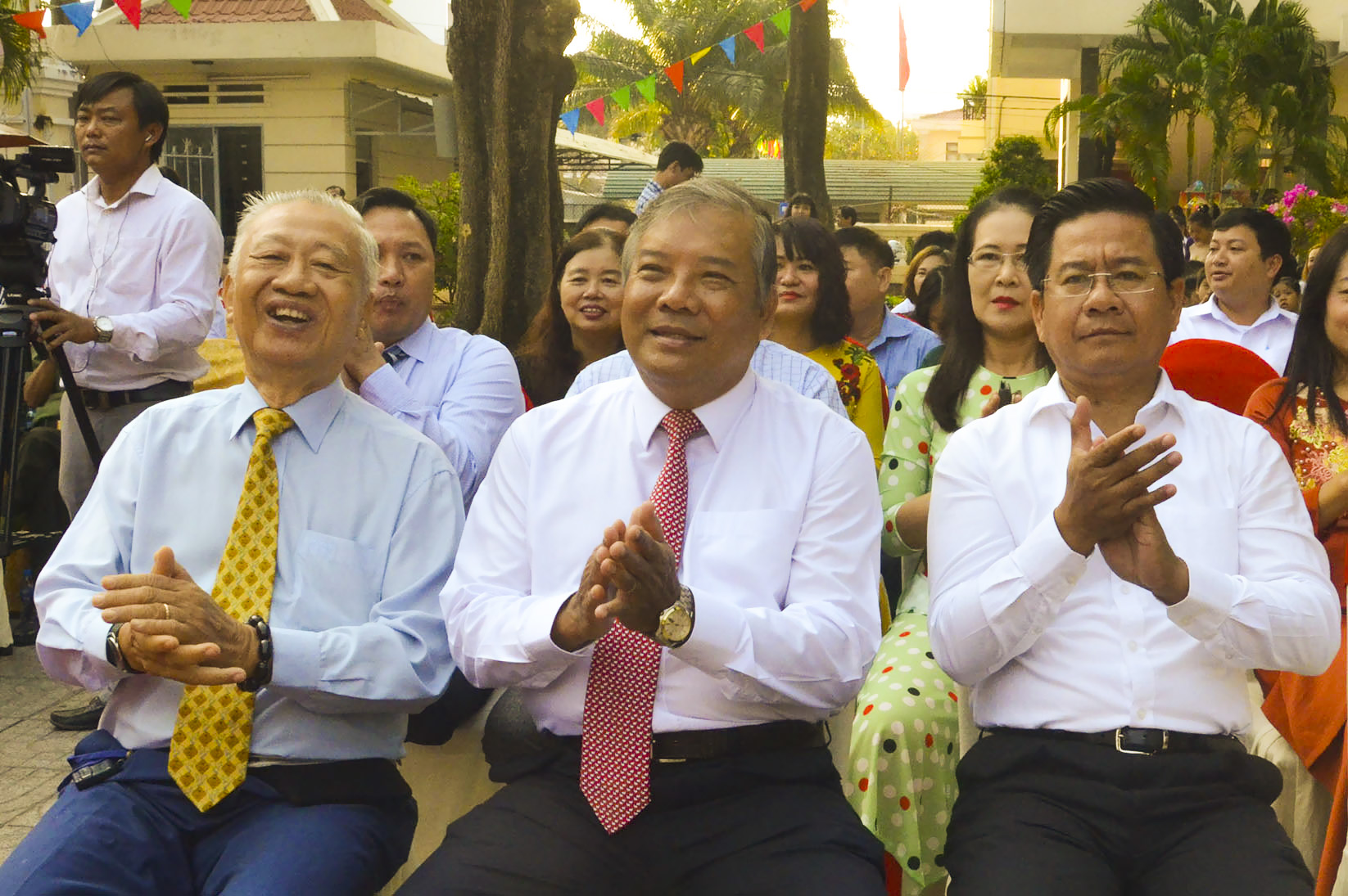 Các đồng chí lãnh đạo tỉnh và nguyên lãnh đạo tỉnh dự lễ khai mạc Hội Báo Xuân Canh Tý 2020.