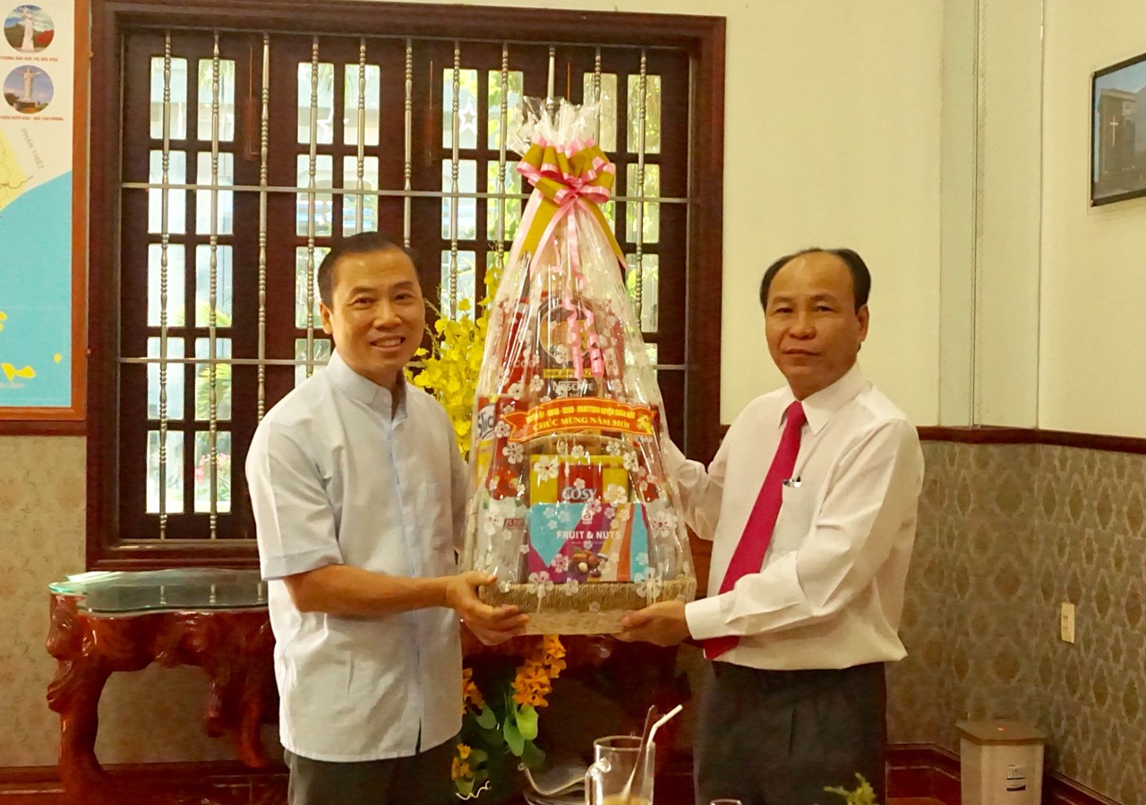 Ông Nguyễn Văn Việt, Phó Bí thư Thường trực Huyện ủy Châu Đức thăm, chúc Tết Giáo xứ Vinh Châu (xã Bình Giã, huyện Châu Đức).