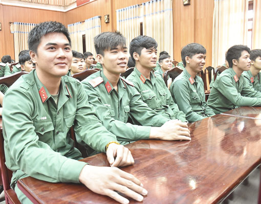Các quân nhân xuất ngũ tham dự buổi lễ.