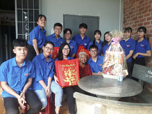ĐVTN tặng quà Mẹ VNAH Dương Thị Đành (phường Hắc Dịch, TX.Phú Mỹ).