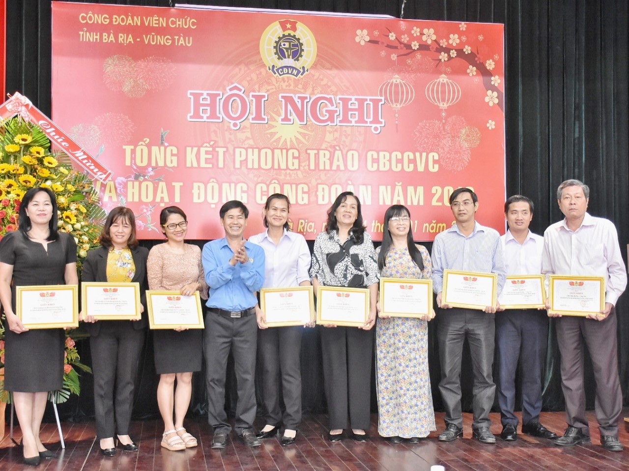 Ông Nguyễn Việt Dũng, Chủ tịch Công đoàn Viên chức tỉnh (thứ tư từ trái qua) tặng Giấy khen cho các tập thể có thành tích xuất sắc trong phong trào xây dựng tổ chức Công đoàn vững mạnh năm 2019. Ảnh: TRẦN TRÀ