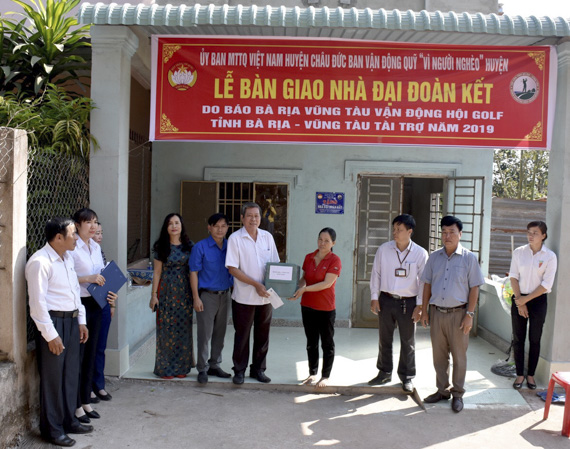 Đại diện Báo BR-VT tặng quà cho gia đình bà Thuỷ tại lễ bàn giao nhà Đại đoàn kết. 