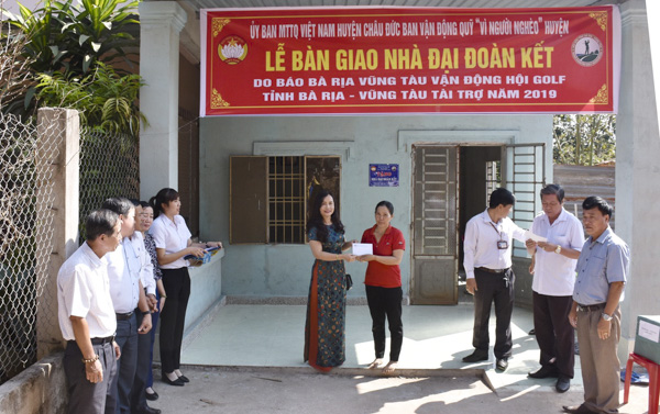 Đại diện Công ty CP DIC số 4 trao quà cho gia đình bà Thuỷ. 