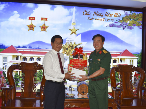 Ông Bùi Chí Thành, Ủy viên Dự khuyết Trung ương Đảng, Ủy viên Ban Thường vụ Tỉnh ủy, Chủ tịch UBMTTQVN tỉnh tặng quà cán bộ, chiến sĩ Sư đoàn 5 (đóng chân trên địa bàn huyện Châu Thành, tỉnh Tây Ninh).
