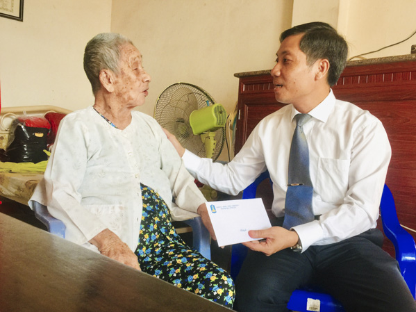 Ông Nguyễn Kế Toại, Phó Chủ tịch UBMTTQVN tỉnh tặng quà Mẹ VNAH Nguyễn Thị Hường (TT. Phước Hải, huyện Đất Đỏ). Ảnh: MINH NHÂN