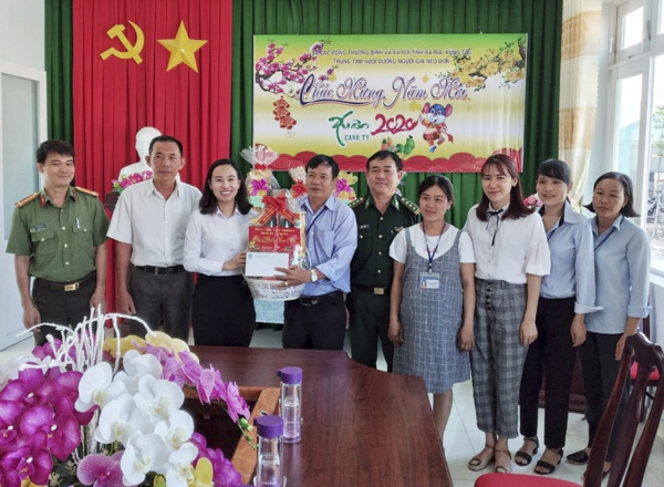 Bà Võ Ngọc Thanh Trúc, Phó Trưởng Ban Tổ chức Tỉnh ủy trao quà cho Trung tâm nuôi dưỡng người già neo đơn (xã An Ngãi). Ảnh: TRẦN TRÀ