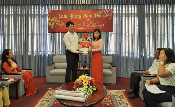 Ông Nguyễn Thanh Tịnh, Phó Chủ tịch UBND tỉnh thăm, tặng quà Báo Bà Rịa-Vũng Tàu. Ảnh: KIM HỒNG
