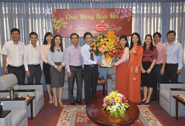 Ông Hoàng Văn Định, Phó Giám đốc Sở TT-TT cùng đoàn chúc Tết Báo Bà Rịa-Vũng Tàu. Ảnh: ĐỨC NGUYÊN