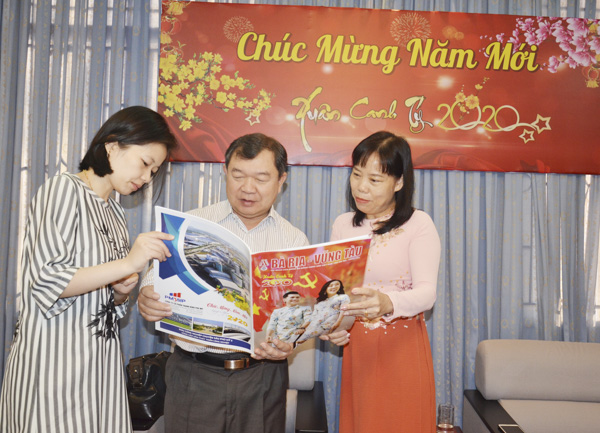 Bà Đỗ Nguyễn Hoàng Dung (bên phải), Quyền Tổng Biên tập giới thiệu báo Xuân Bà Rịa-Vũng Tàu với ông Niwat Komarn, trợ lý Chủ tịch Tập đoàn SCG Việt Nam. Ảnh: MỸ PHƯỢNG