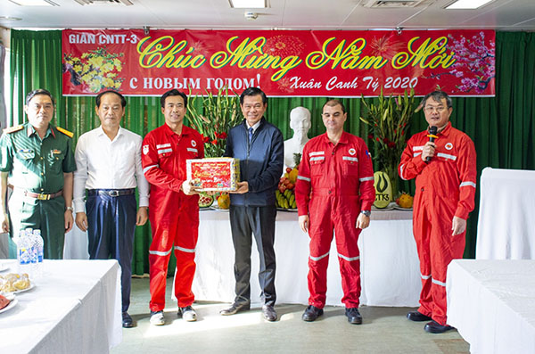 Ông Nguyễn Hồng Lĩnh, Ủy viên Trung ương Đảng, Bí thư Tỉnh ủy, Chủ tịch HĐND tỉnh tặng quà Tết cho đại diện Giàn Công nghệ Trung tâm 3.
