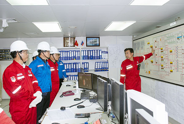 Đại diện Phòng điều khiển hoạt động của Giàn Công nghệ Trung tâm 3 giới thiệu quy trình hoạt động của Công nghệ Trung tâm 3 với Đoàn công tác của Tỉnh ủy, HĐND, UBND, UBMTTQVN tỉnh.