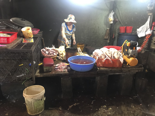  Giết mổ gia cầm tại chợ phường 1, TP.Vũng Tàu.