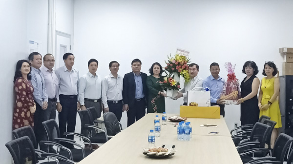 Bà Nguyễn Thị Yến, Phó Bí thư Thường trực Tỉnh ủy thăm, tặng quà lãnh đạo, nhân viên Tổ hợp hóa dầu miền Nam - Công ty TNHH hóa dầu Long Sơn. Ảnh: VÂN ANH