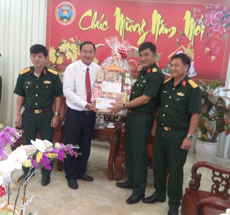 Đoàn lãnh đạo huyện Châu Đức thăm và chúc Tết cán bộ, chiến sĩ Sư đoàn 302. 