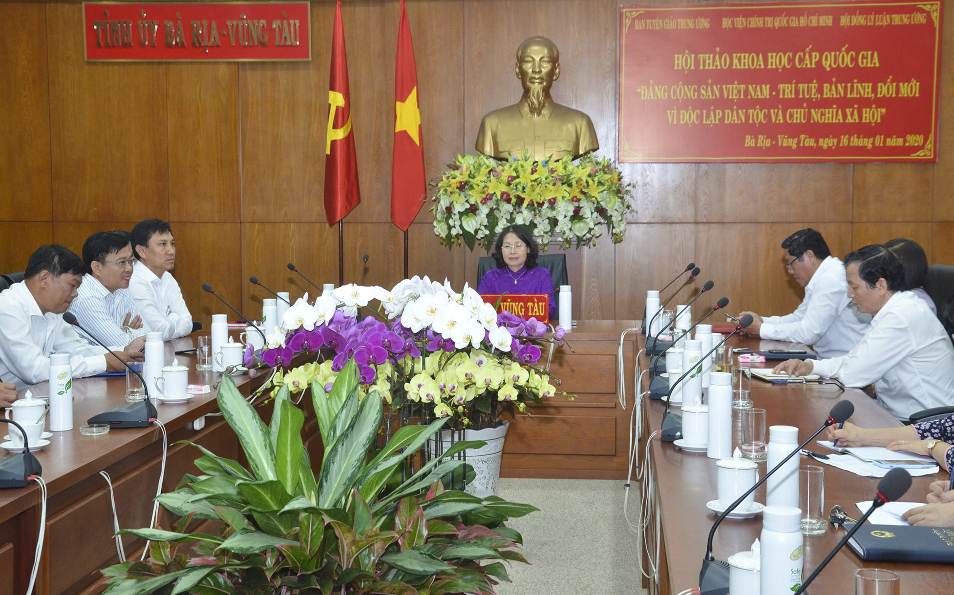 Bà Nguyễn Thị Yến, Phó Bí thư Thường trực Tỉnh ủy, Trưởng Đoàn ĐBQH tỉnh tham dự hội thảo tại điểm cầu Tỉnh ủy Bà Rịa-Vũng Tàu.