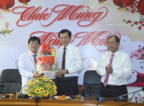 Ông Nguyễn Hồng Lĩnh, Ủy viên Trung ương Đảng, Bí thư Tỉnh ủy, Chủ tịch HĐND tỉnh tặng quà và chúc Tết cán bộ, nhân viên Bệnh viện Bà Rịa. Ảnh: NGUYỄN ĐỨC